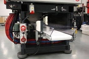 Injection machine extraction conveyor belt