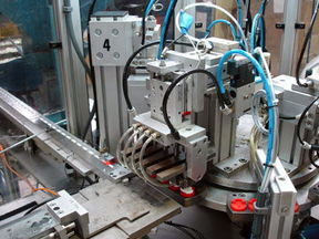Indexed machine 2 oriented components vinegar cap at 10.000 pph